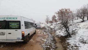 Gerger'de Öğrenci Servisi ve Onlarca Araç Mahsur Kaldı