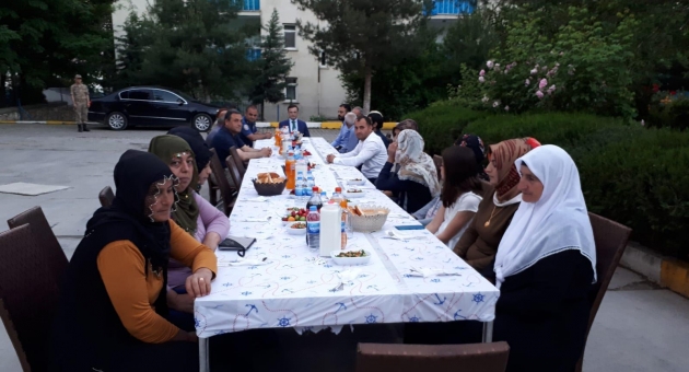 Gerger'de Şehit ve Gaziler Onuruna İftar Yemeği Verildi