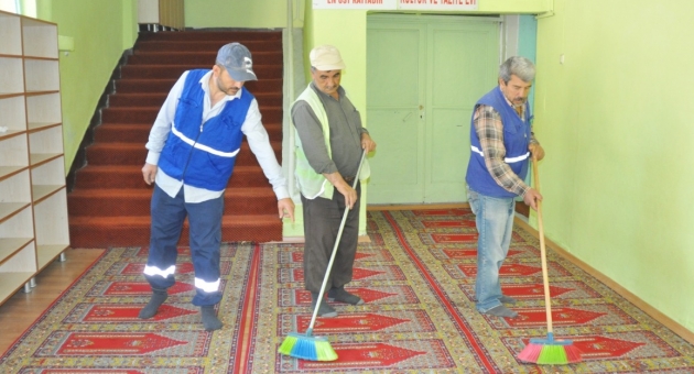 Gölbaşı Belediyesinden Camilere Temizlik
