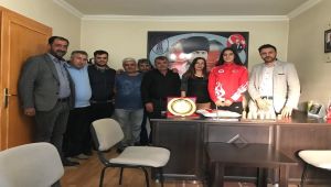 Gölbaşı Esnaf Odasından Şampiyon Ceren’e Plaket