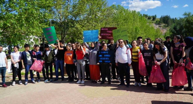 Gölbaşı Fen Lisesi Öğrencileri Doğa Parkında Çevre Temizliği Yaptı