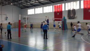 Gölbaşı Lisesi Voleybol Takımı, play-off'a Yükseldi