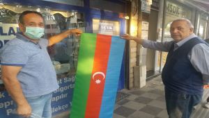Gölbaşı'nda Azerbaycan bayrağı dağıtıldı