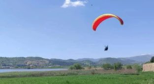 Gölbaşı’nda çocukların yamaç paraşütü keyfi