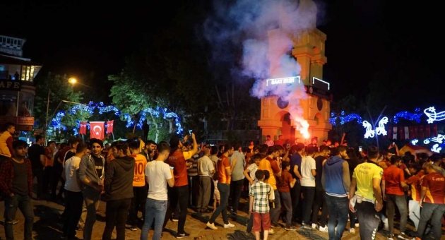 Gölbaşı'nda Galatasaray Taraftarlarından Şampiyonluk Kutlaması