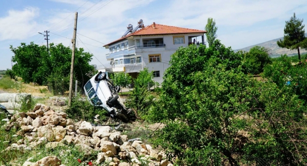 Gölbaşı'nda Hafif Ticari Araç, Şarampole Devrildi: 3 Yaralı