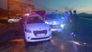 Gölbaşı'nda iki otomobil çarpıştı: 1 ölü, 2 yaralı - Videolu Haber