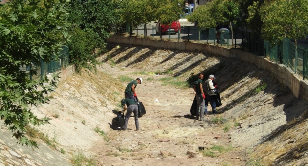 Gölbaşı'nda Kanal Temizleme Çalışmaları Devam Ediyor