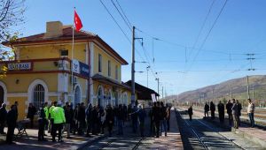 Gölbaşı’nda Mahalle Sakinleri Demir Yoluna Alt Geçit İstiyor