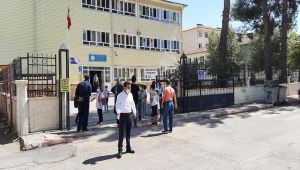 Gölbaşı'nda, okullarda öğrenci giriş ve çıkışları kontrol edildi