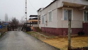 Gölbaşı’nda Tapulu Arazisinden Geçen Yolu Trafiğe Kapattı