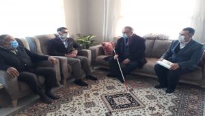 Görme engeline rağmen beş vakit namazını camide eda ediyor