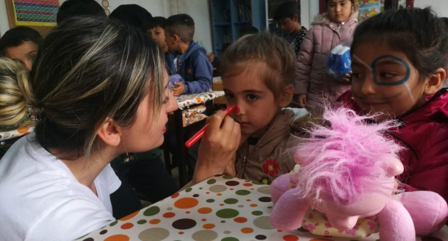 Gülümseyen Baret, 23 Nisan Çocuk Bayramında Çocukları Unutmadı
