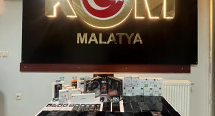 Gümrük kaçağı telefon ve aksesuarlarına 2 gözaltı