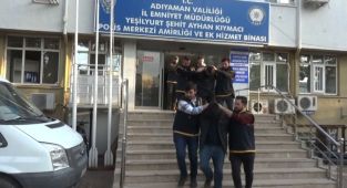 Güvenlik kamerasına yansıyan silahlı kavgada 2 kişi tutuklandı - Videolu Haber