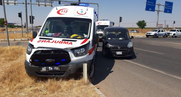 Hafif Ticari Araç İle Ambulans Çarpıştı: 4 Yaralı