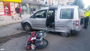 Hafif ticari araç ile motosiklet çarpıştı: 2 yaralı