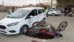 Hafif ticari araç ile motosiklet çarpıştı: 2 yaralı - Videolu Haber