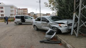 Hafif Ticari Araç İle Otomobil Çarpıştı: 2 Yaralı - Videolu Haber