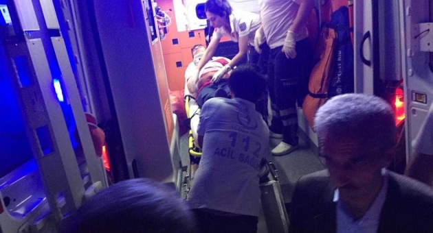 Hafif Ticari Araç İle Otomobil Çarpıştı: 4 Yaralı
