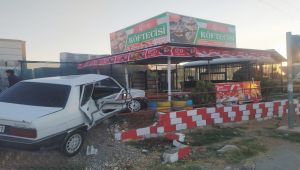 Hafif ticari araç ile otomobilin karıştığı kazada 9 kişi yaralandı
