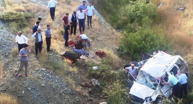 Hafif Ticari Araç Şarampole Devrildi: 1 Ölü, 6 Yaralı