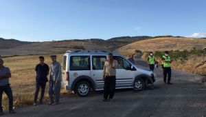 Hafif ticari araç şarampole devrildi: 2 yaralı - Videolu Haber