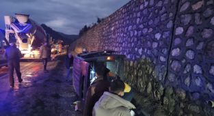 Hafif ticari araç şarampole devrildi: 4 yaralı