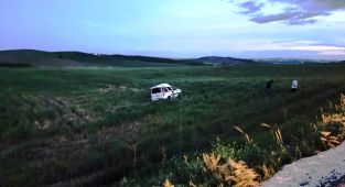 Hafif ticari araç şarampole yuvarlandı: 1 ölü, 8 yaralı