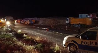 Hafif ticari araçla çarpışan motosiklet sürücüsü öldü, yanındaki ise yaralandı - Videolu Haber