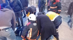 Hafif ticari araçla motosiklet çarpıştı: 2 yaralı - Videolu Haber