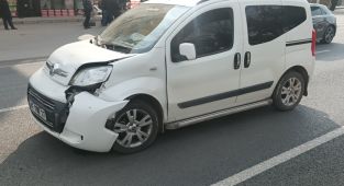 Hafif ticari araçla otomobil çarpıştı: 3 yaralı