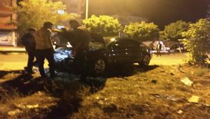Hafif ticari araçla otomobil çarpıştı: 8 yaralı