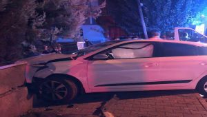 Hafif ticari araçla otomobilin çarpıştığı kazada 2 bekçi yaralandı