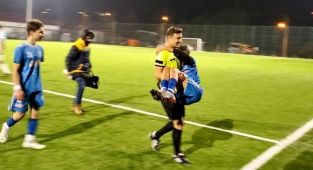Hakem sakatlanan futbolcuyu kucağında taşıdı