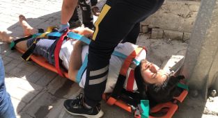 Hakimiyetini kaybederek düşen motosiklet sürücüsü yaralandı - Videolu Haber