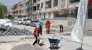 Haliliye Belediyesi 11 ekip ile 7 mahallede üstyapıyı yeniliyor