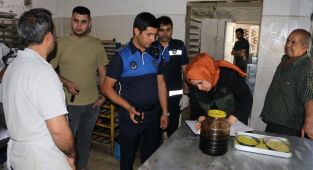Haliliye’de tatlı imalatı yapan işletmeye ceza uygulandı - Videolu Haber