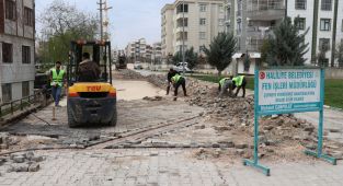 Haliliye’de üstyapı hizmetleri ile yollar yenileniyor.