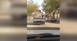 Hareket halindeki kamyonetin üzerinde spor yaptı - Videolu Haber