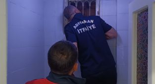 Havalandırma boşluğunda doğum yapan anne kedi ve yavruları kurtarıldı
