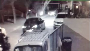 Havaya rastgele ateş açan şüpheliler güvenlik kamerasına yansıdı - Videolu Haber