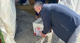 Hayır elçisi Mehmet Ulum, Ramazan Bayramı’nda depremzedeleri ve yetim çocukları unutmadı