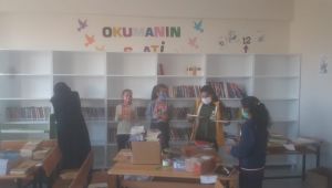 Hayırserver doktorlardan köy okuluna kütüphane desteği