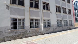 Hayırsever iş adamı Dicle'nin bağışıyla okul tadilatına destek