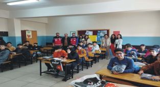 Hayırseverlerden topladıkları kıyafetleri öğrencilere dağıttılar