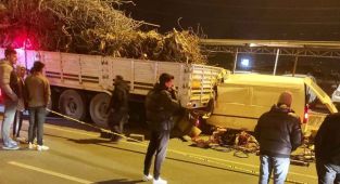 Hurda yüklü TIR'a aracıyla arkadan çarpan sürücü hayıtını kaybetti