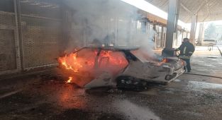 Hurdaya ayrılan otomobil madde bağımlıları tarafından yakıldı - Videolu Haber