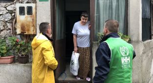 İHH, Bosna'daki sel felaketinden etkilenen ailelere yardımda bulundu - Videolu Haber