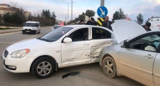 İki araç kaza yaptı: 90 yaşındaki kadın fenalaştı - Videolu Haber
